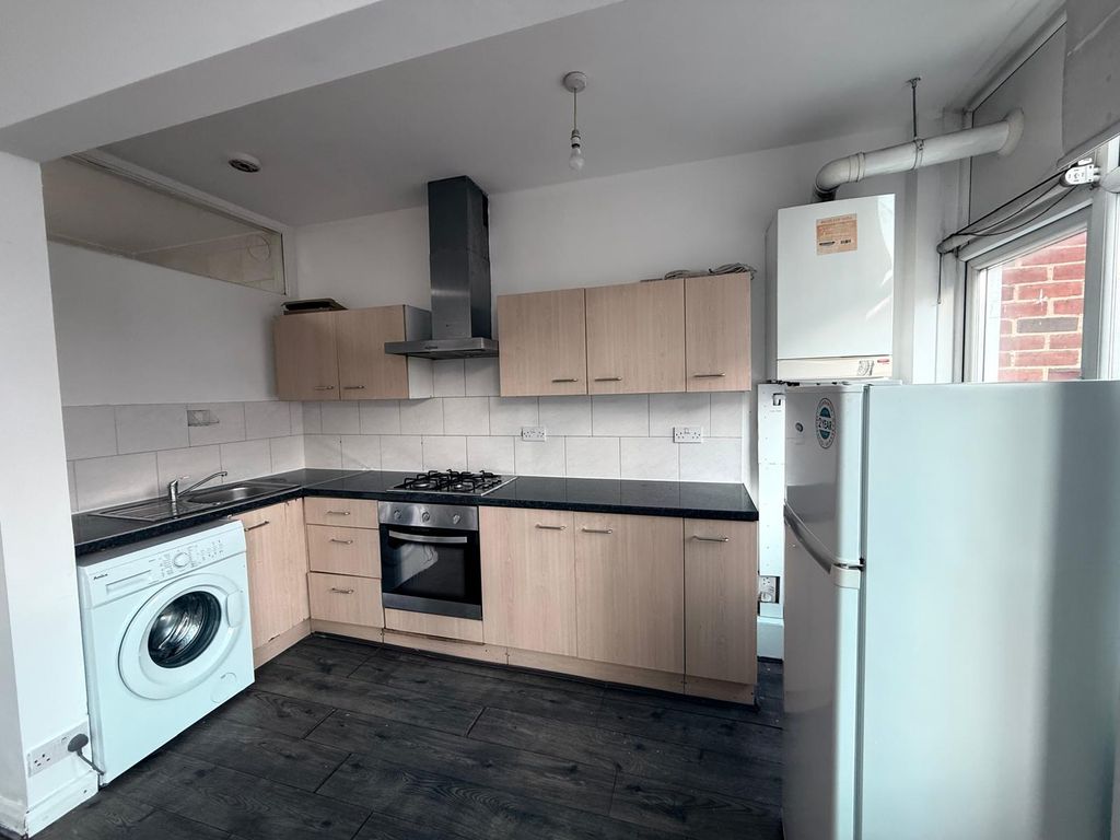 Property photo 1 of 9 One Bedroom First Floor Flat Close To Ilford Station- £1400