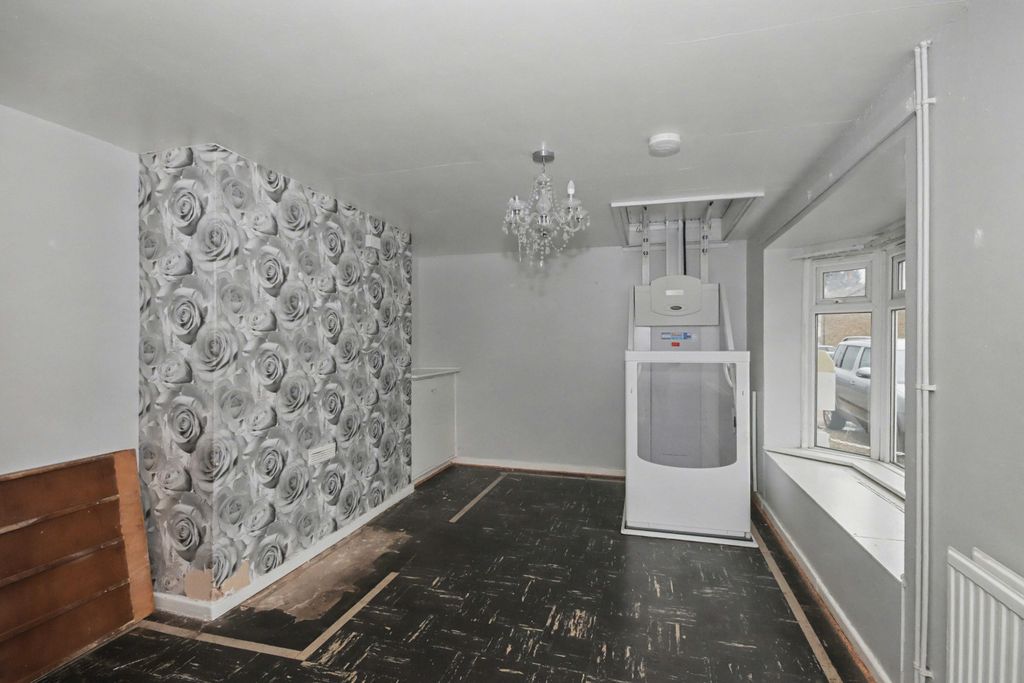 Property photo 3 of 17 48 Queen Street, Yaxley, Peterborough, Cambridgeshire, Pe7 3Jf