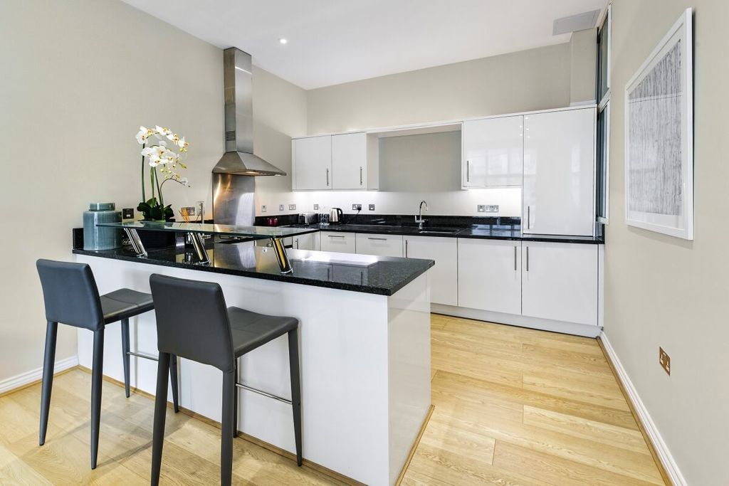 Property photo 2 of 17 Crown Estate 2, 9...