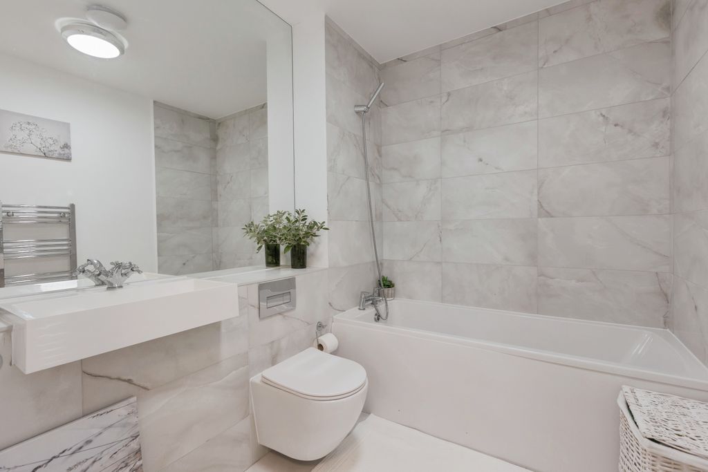 Property photo 3 of 19 Bathroom