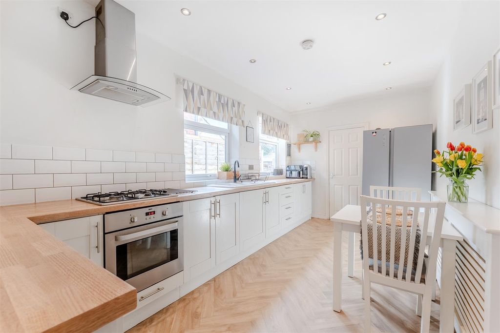 Property photo 3 of 27 Kitchen/Breakfast Room