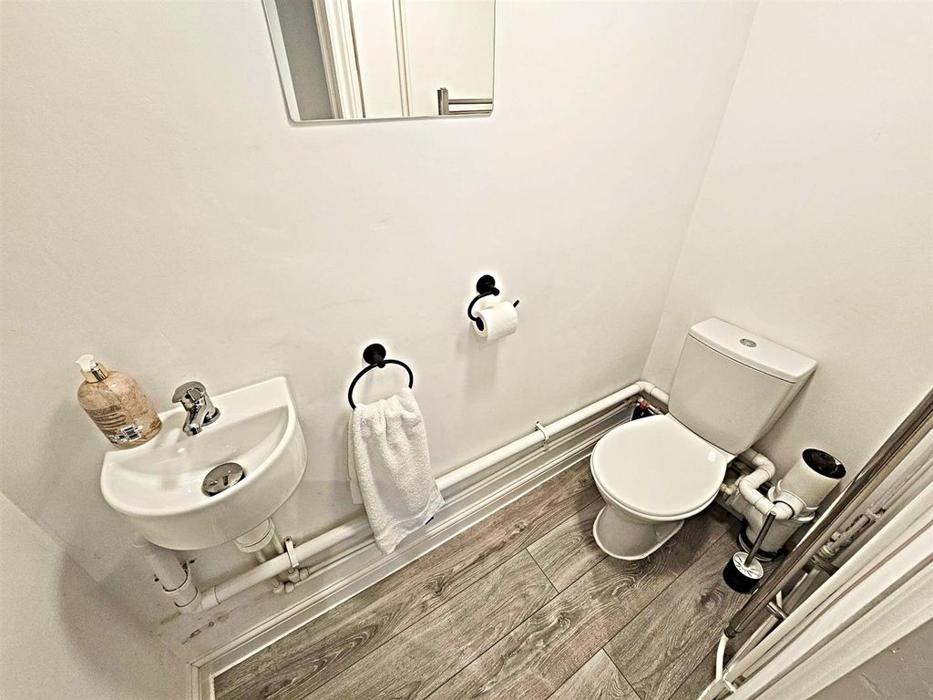 Property photo 3 of 9 Cloaks/WC