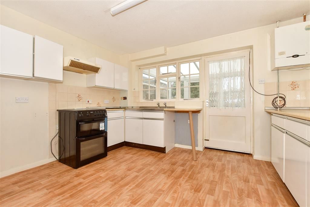 Property photo 3 of 10 Kitchen