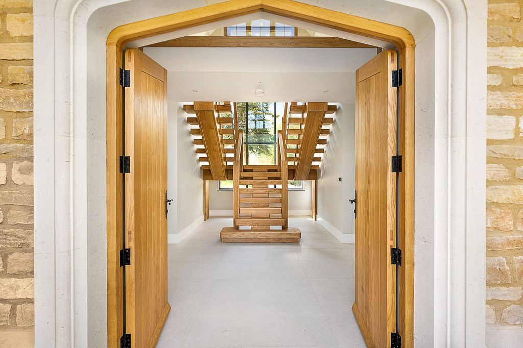 Property photo 2 of 36 Entrance