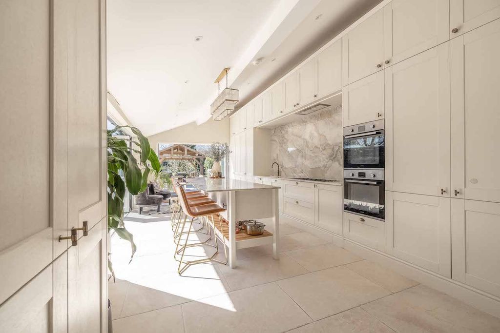 Property photo 2 of 27