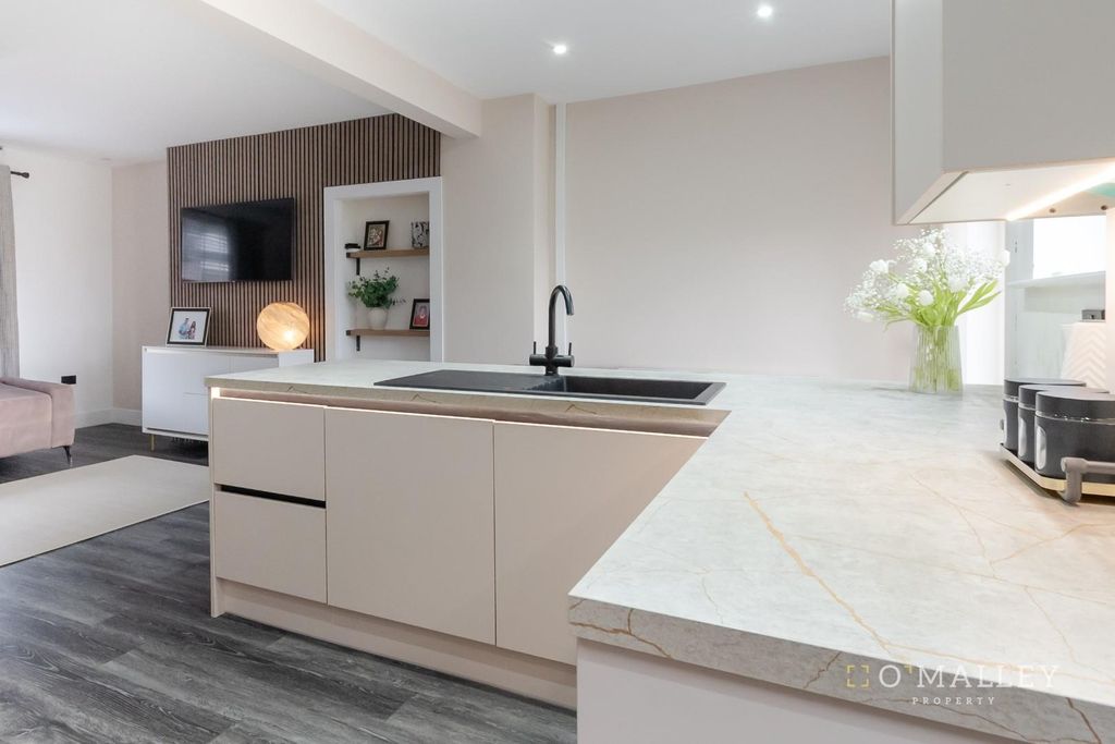 Property photo 2 of 14 Kitchen