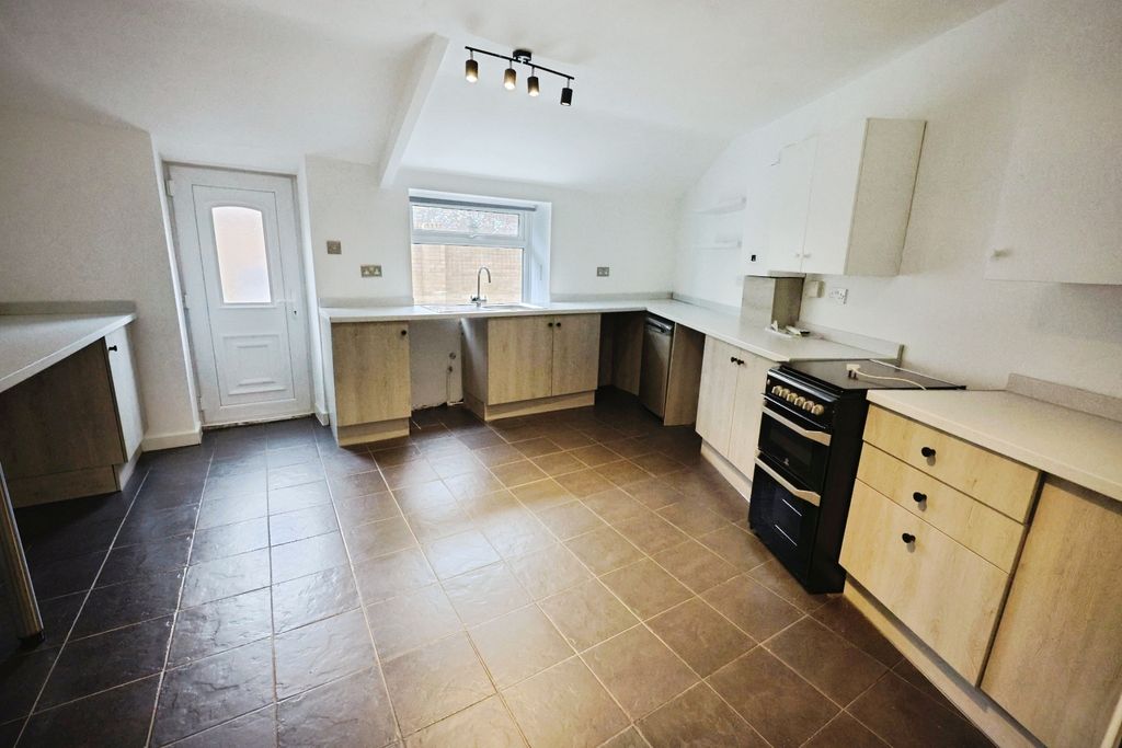 Property photo 3 of 9 Pbox-Kitchen-325354.Jpg