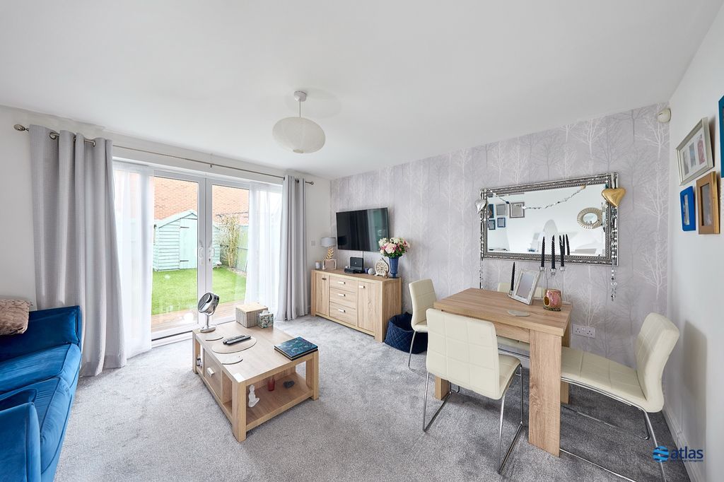 Property photo 3 of 21 Lounge