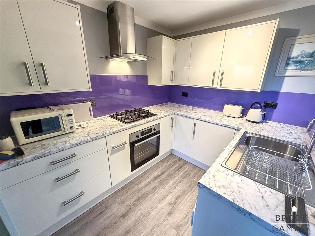 Property photo 3 of 17 01323 438506