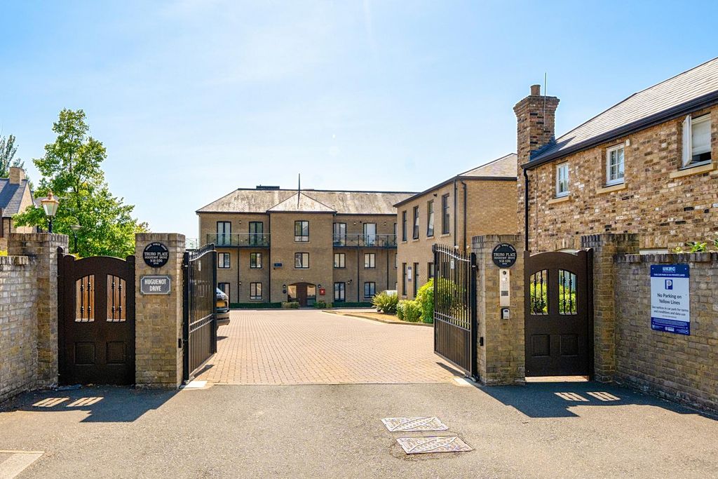 Property photo 1 of 15 Two Bedroom Apartment For Sale Huguenot Drive, Palmers Green N13 5Dq