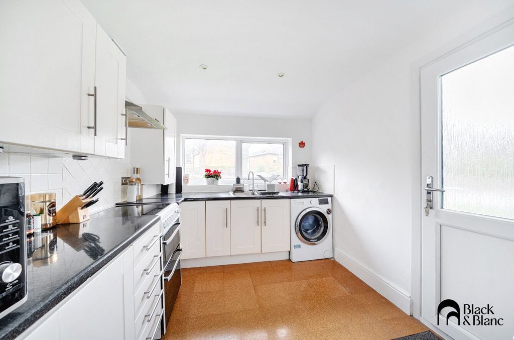 Property photo 3 of 9 Kitchen