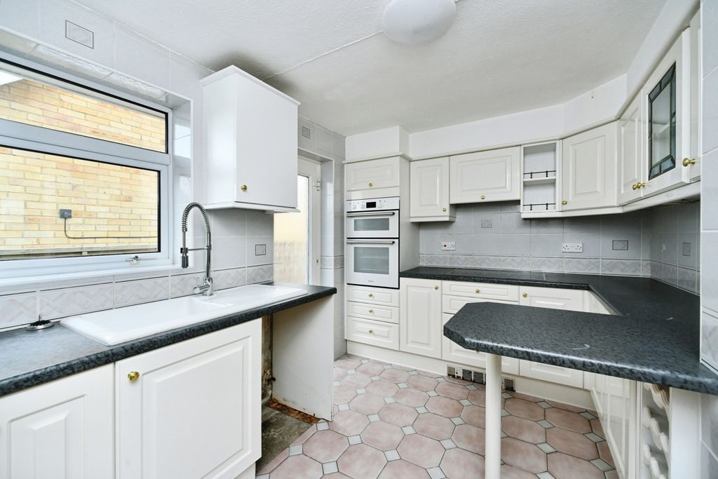 Property photo 3 of 17 Kitchen