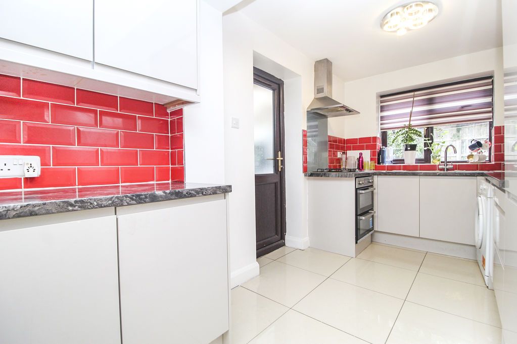 Property photo 3 of 17 Kitchen