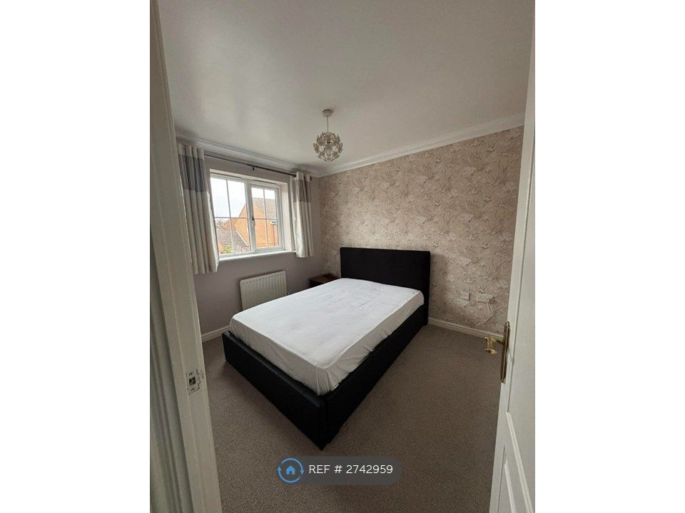 Property photo 3 of 13 Ensuite Bedroom