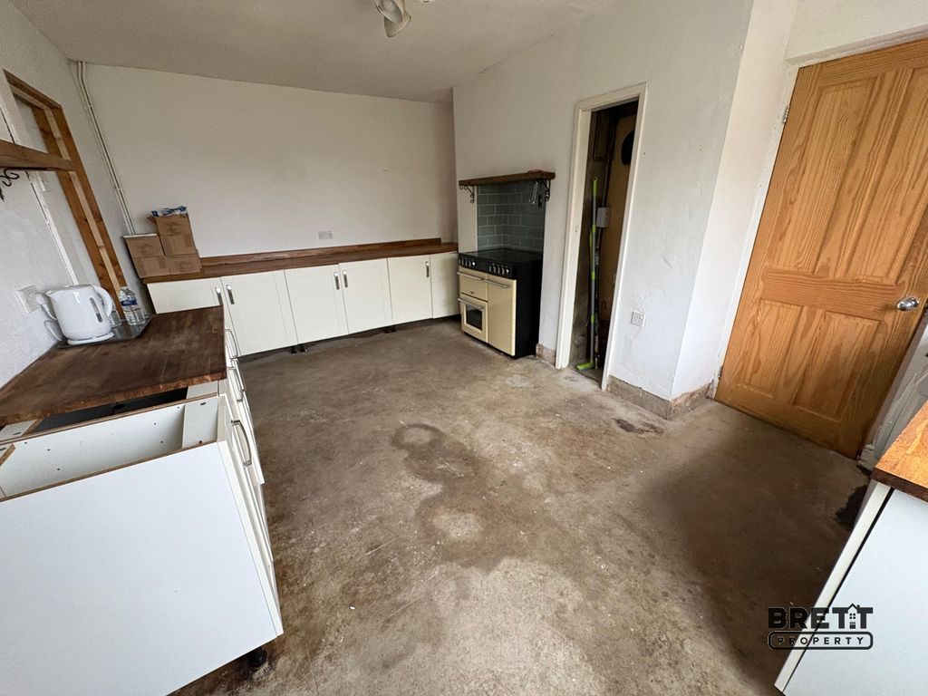 Property photo 2 of 10 Kitchen