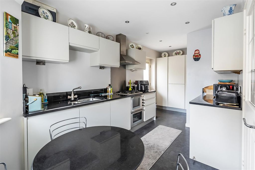 Property photo 3 of 17 33-Juniper-Close-17.Jpg