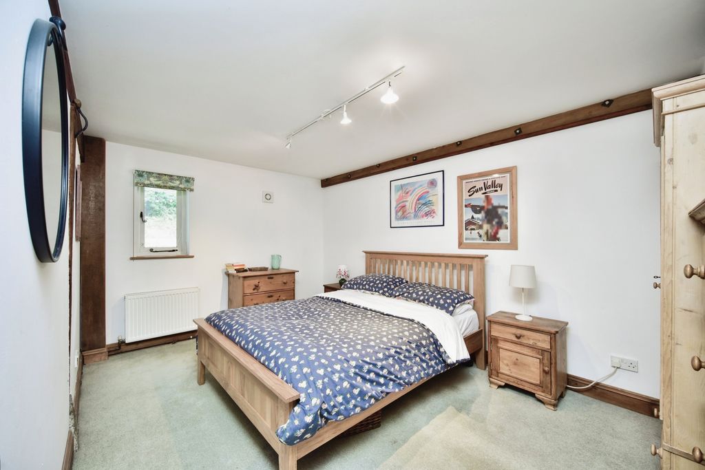 Property photo 2 of 17 Bedroom