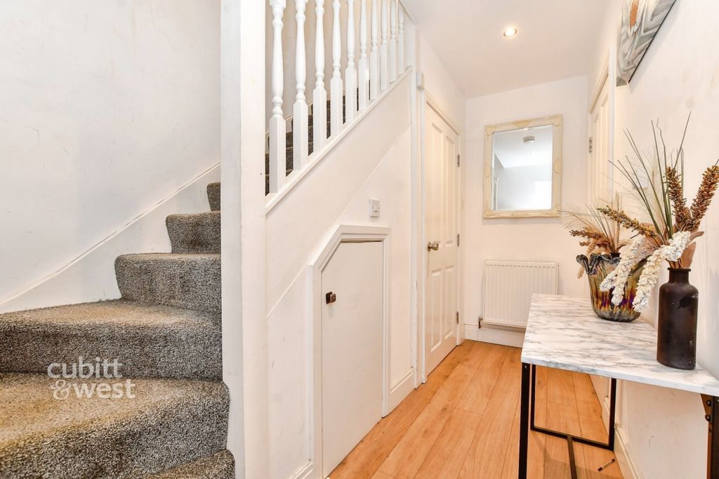 Property photo 2 of 13 04c389A0-901Gd8Yo