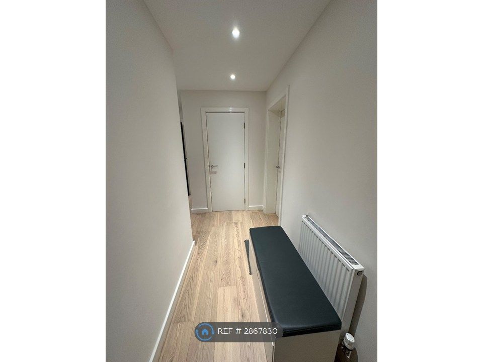 Property photo 3 of 18 Landing / Hall 1