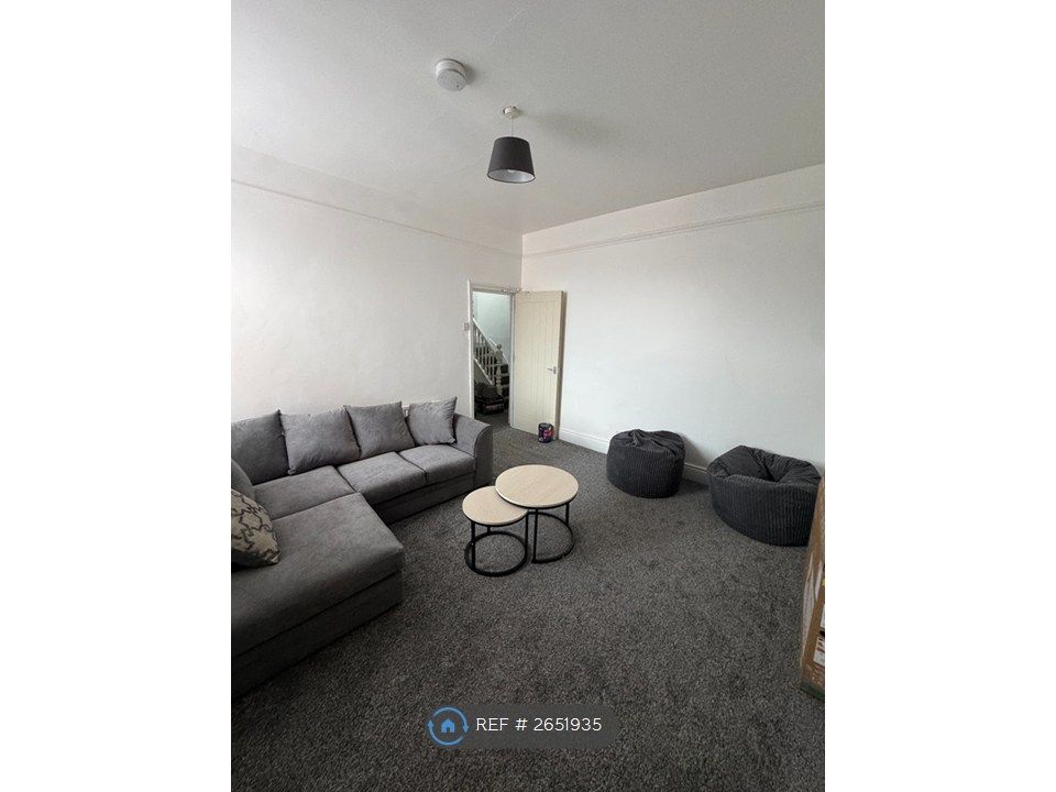 Property photo 1 of 6 Living Room