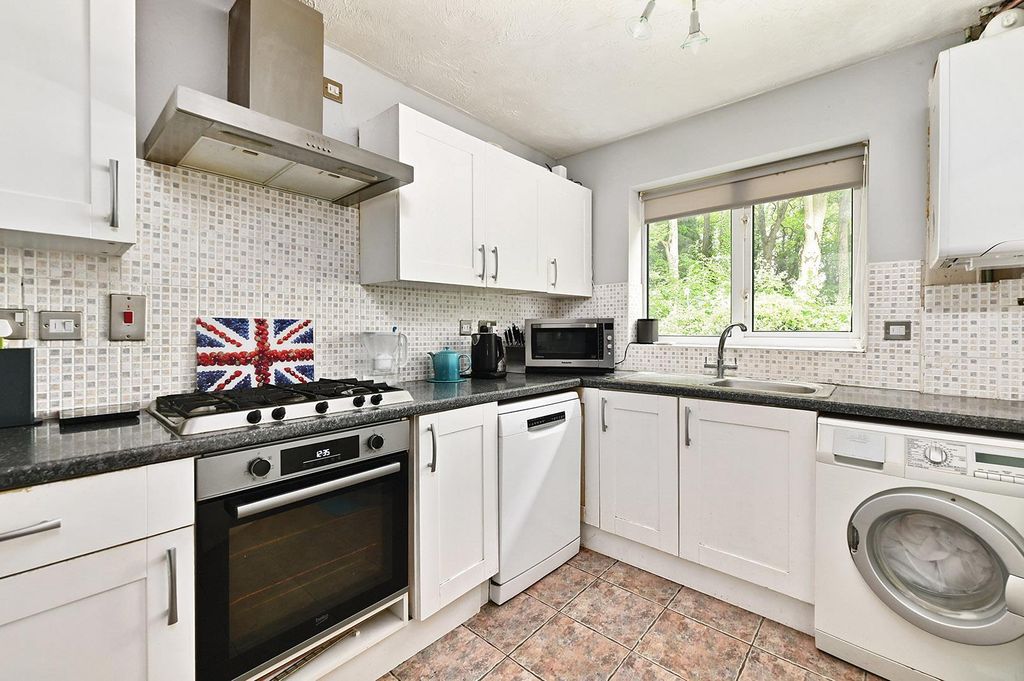 Property photo 2 of 16 Florence Way