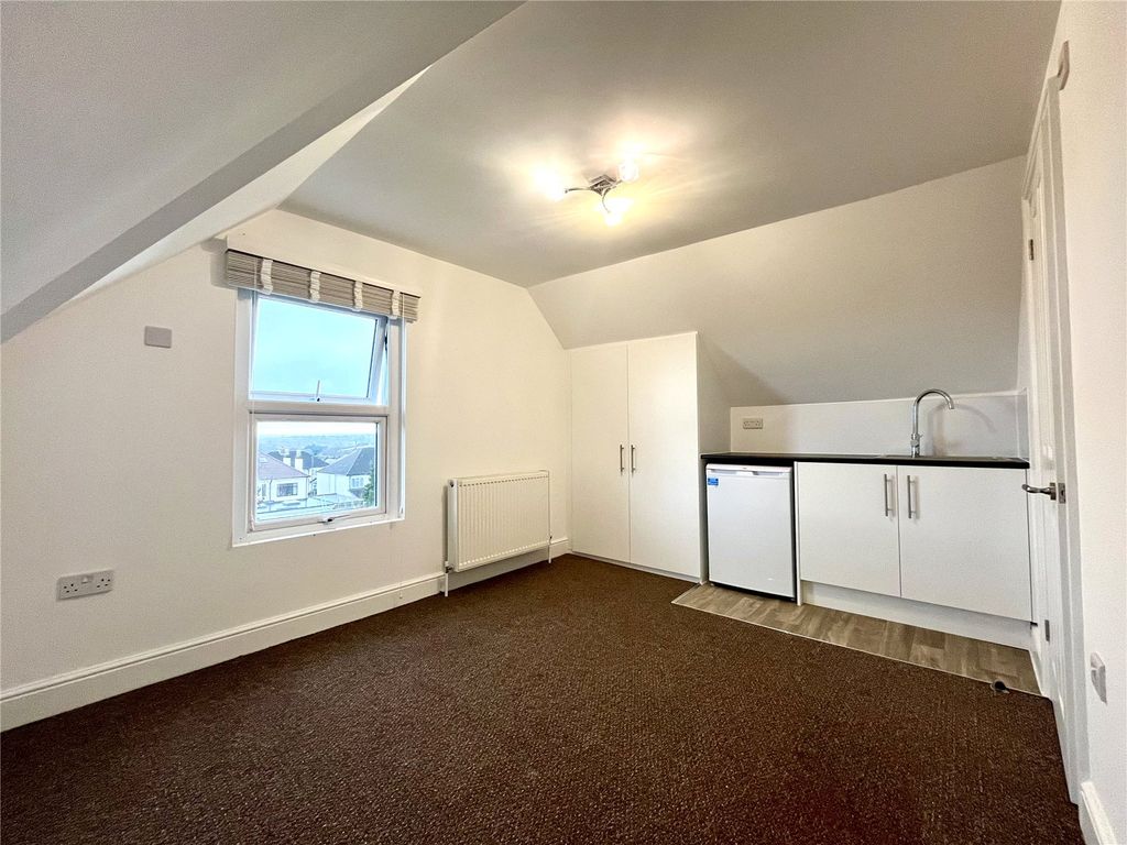 Property photo 2 of 8 Room