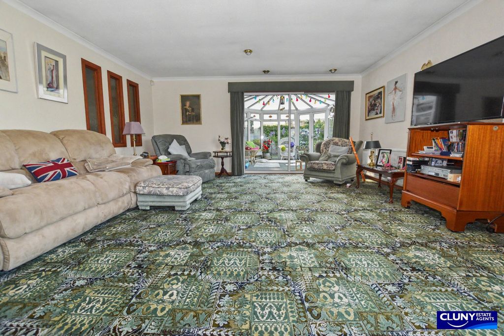 Property photo 2 of 33