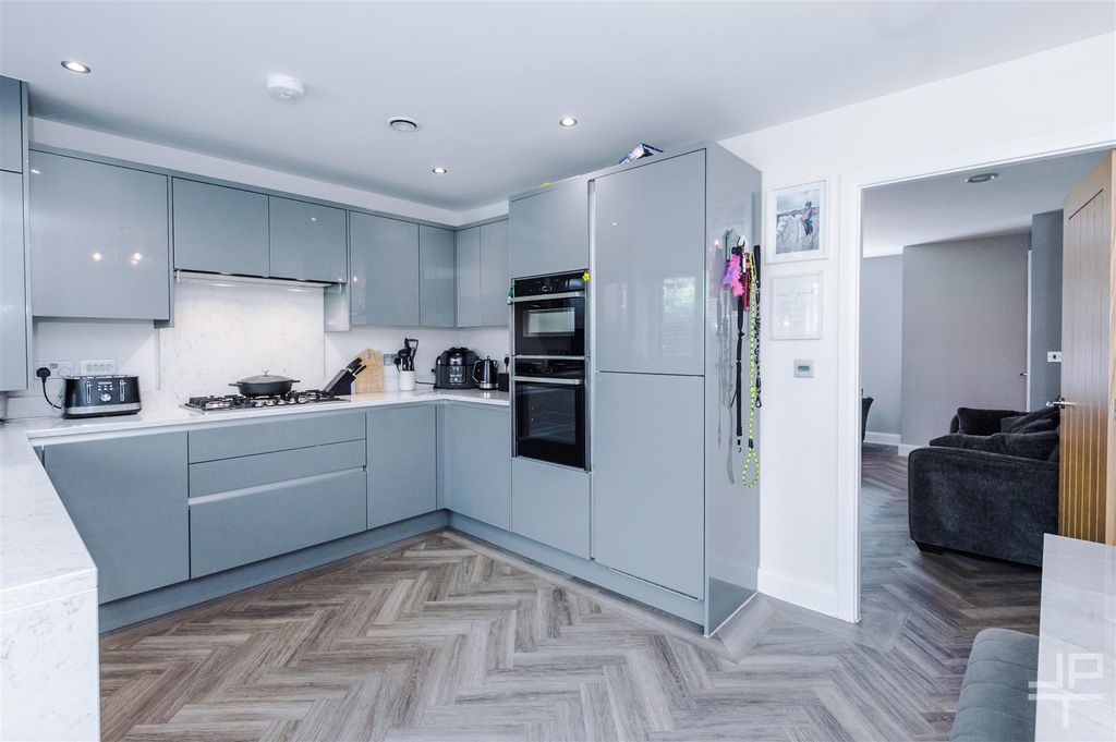 Property photo 3 of 43 Watergateclose-Jpt-49.Jpg