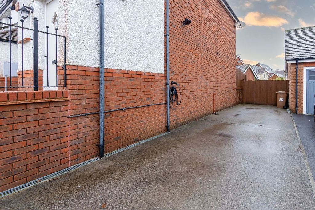 Property photo 2 of 28