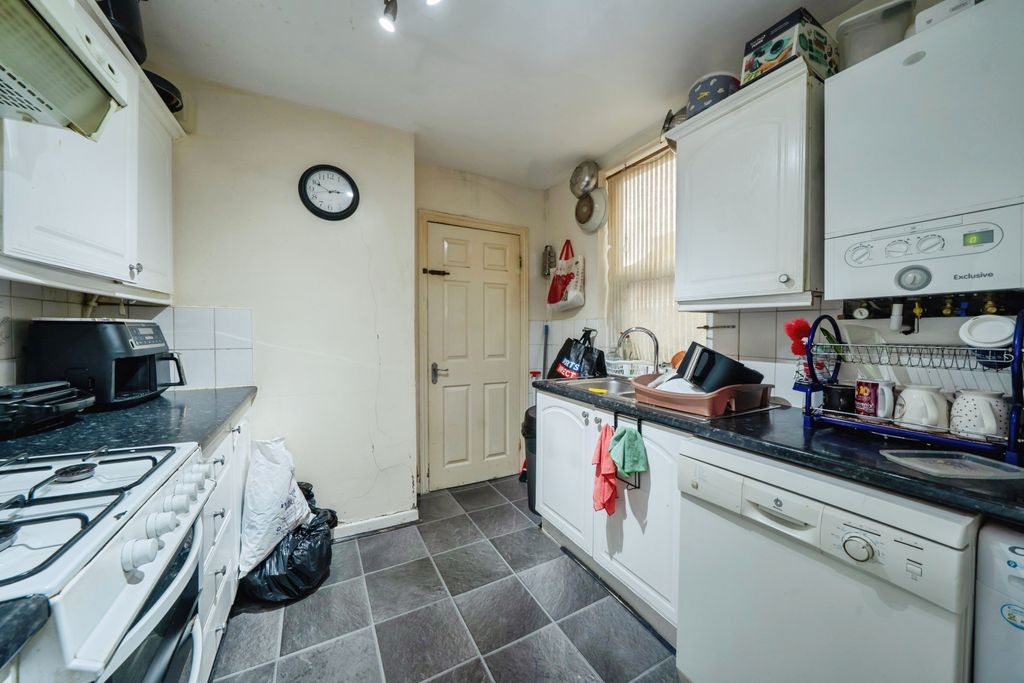 Property photo 2 of 17 2. Kitchen