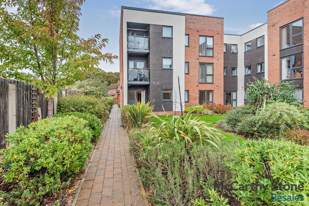 Property photo 3 of 20 8665700-Exterior02-800.Jpg