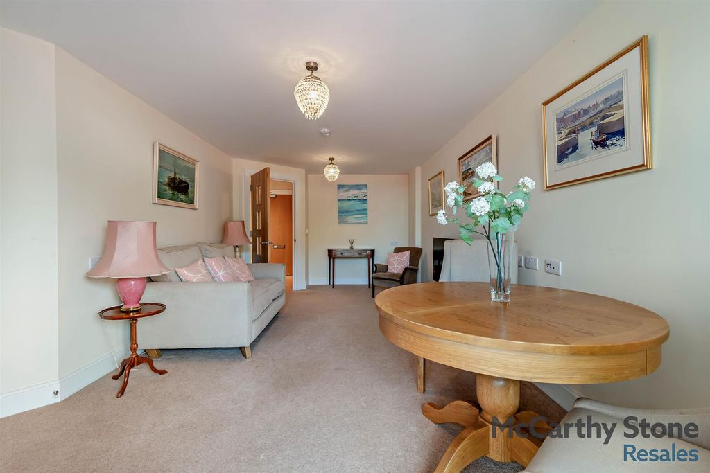 Property photo 3 of 20 8655489-Interior09-800.Jpg