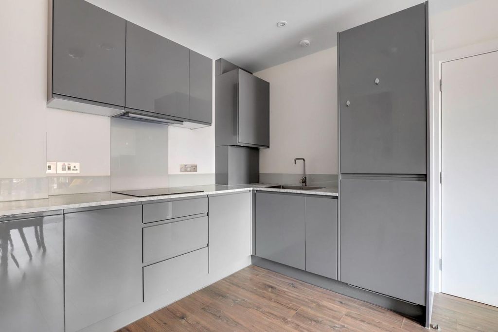 Property photo 3 of 15 10-d691Jhpropworld - 1 Melody Court - 28-Medium.Jp
