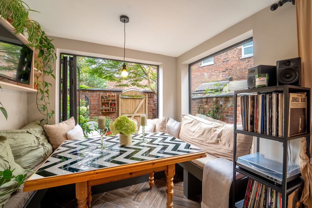 Property photo 3 of 10 Dining Area