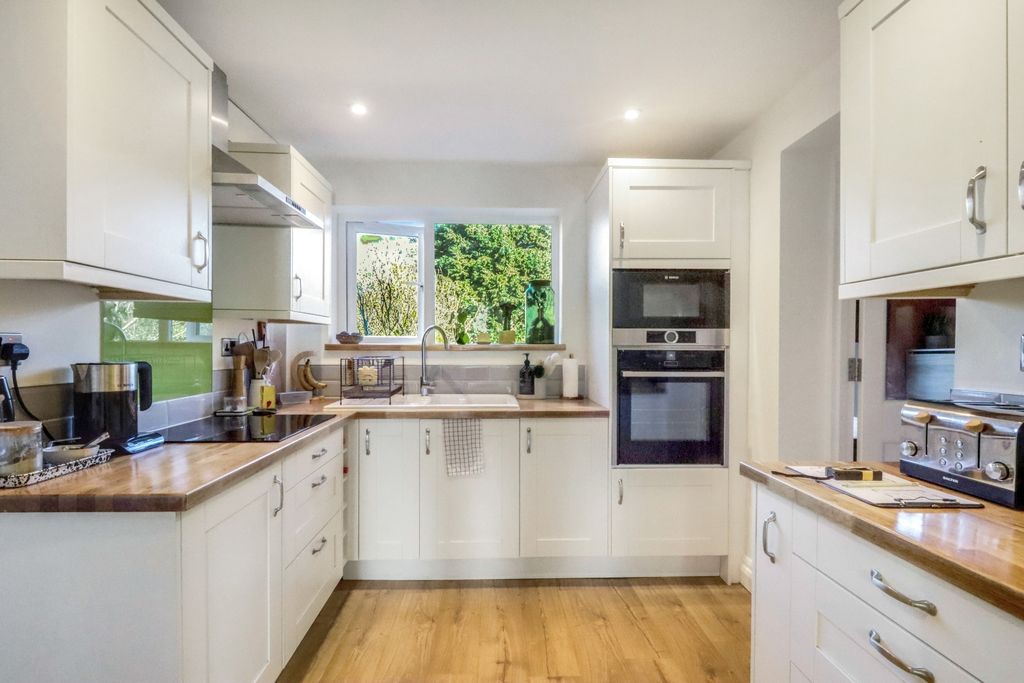 Property photo 3 of 14 Kitchen