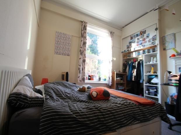 Property photo 3 of 7 A Cozy Bedroom Featuring A Double Bed With A Study...