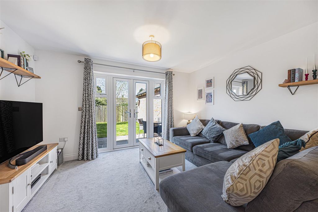 Property photo 3 of 16 Lounge