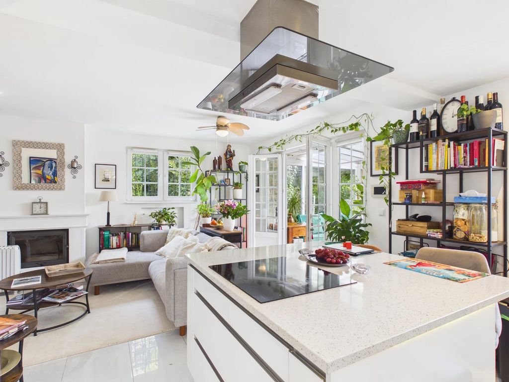 Property photo 2 of 27