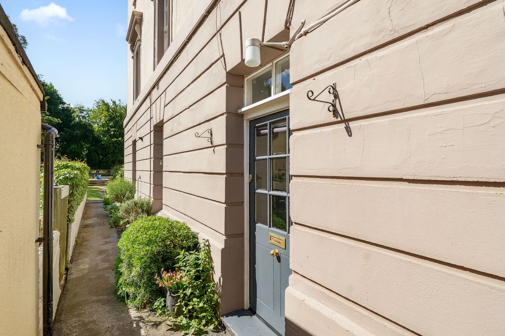 Property photo 1 of 18 .