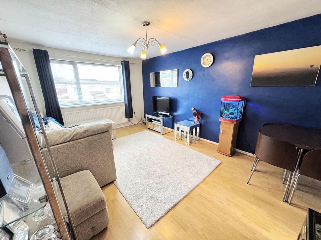 Property photo 3 of 11 Lounge