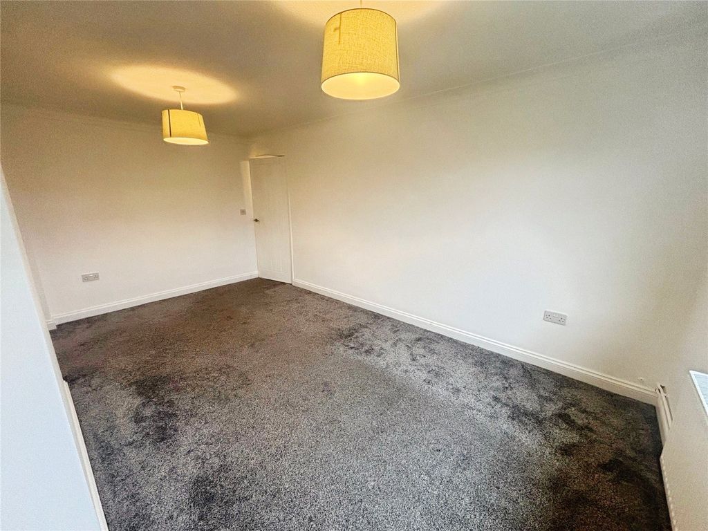 Property photo 3 of 8 Lounge