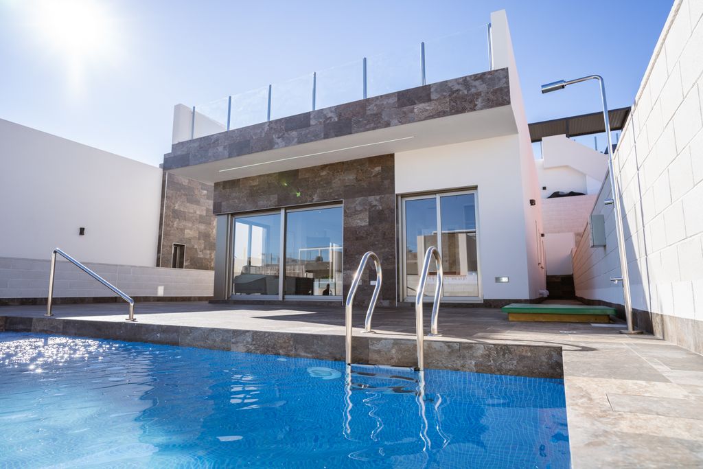 Property photo 1 of 77