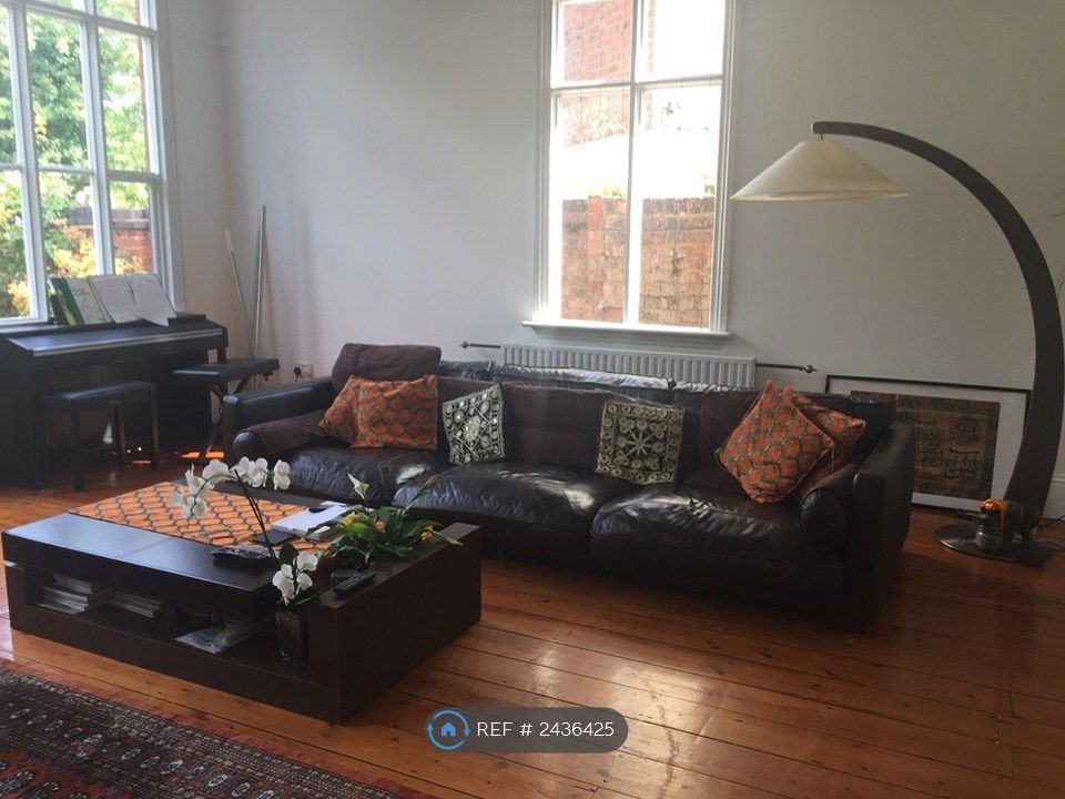 Property photo 1 of 11 Living Room