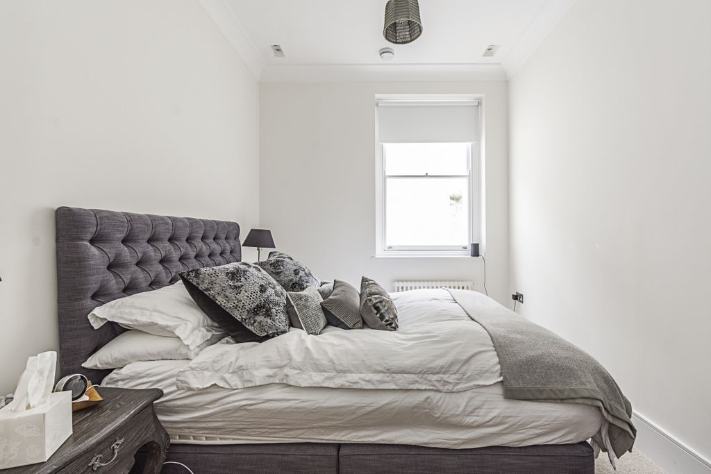 Property photo 2 of 8 Warwick Square