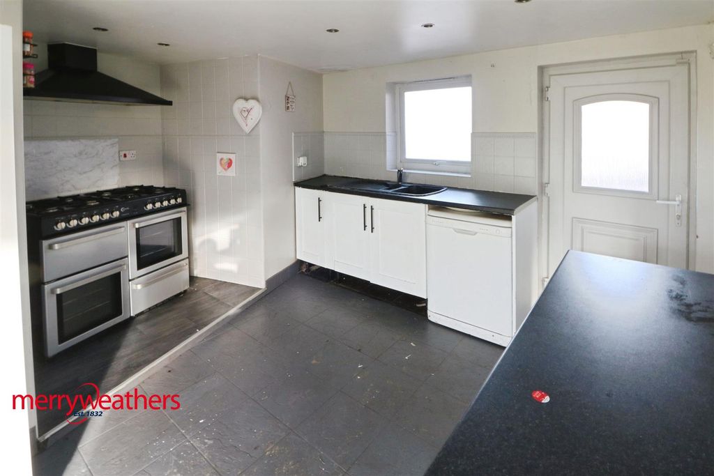 Property photo 3 of 16 Kitchen