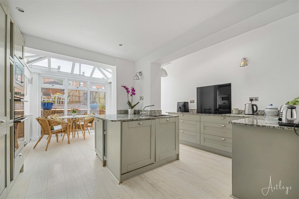Property photo 2 of 22 Kitchen/Breakfast Room