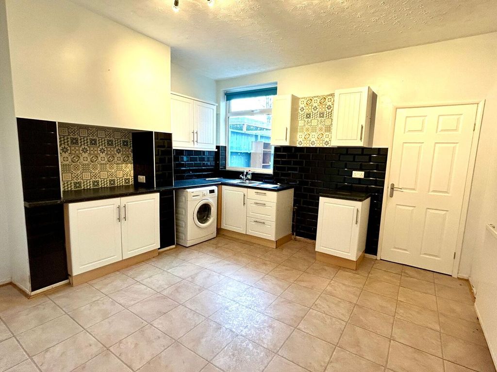 Property photo 2 of 11 Kitchen