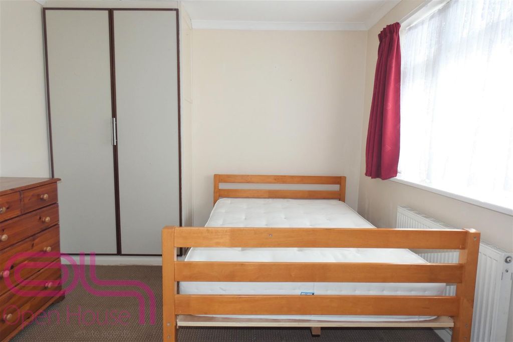 Property photo 2 of 6 Bedroom P2.Jpg