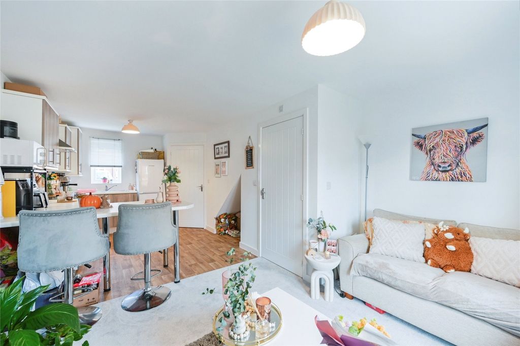 Property photo 3 of 17 Lounge