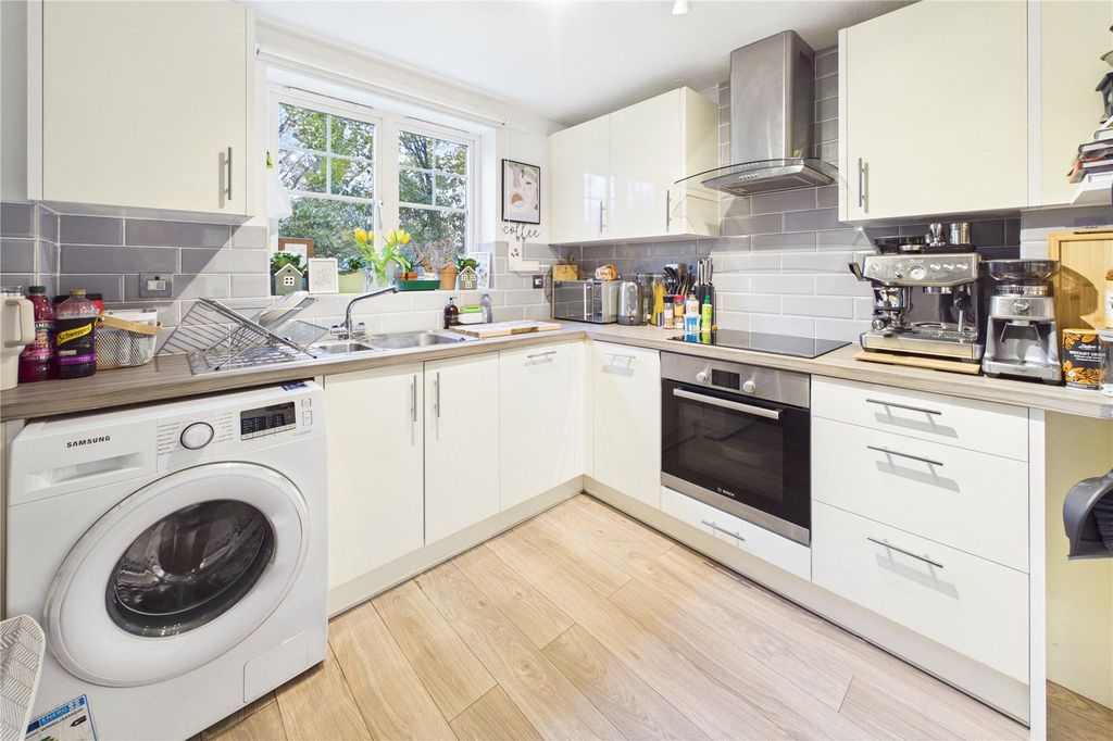 Property photo 3 of 11 Kitchen